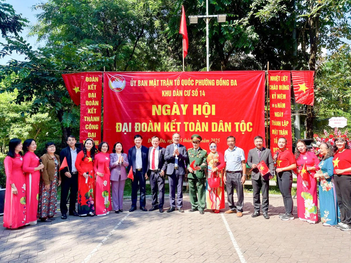 Lãnh đạo phường Đống Đa dự và chung vui tại “Ngày hội đại đoàn kết toàn dân tộc” tại nhiều khu dân cư trên địa bàn phường.