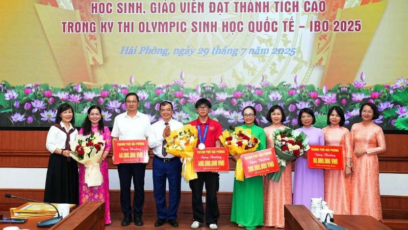 Lãnh đạo UBND thành phố Hải Phòng khen thưởng các tập thể, cá nhân Trường trung học phổ thông chuyên Trần Phú.