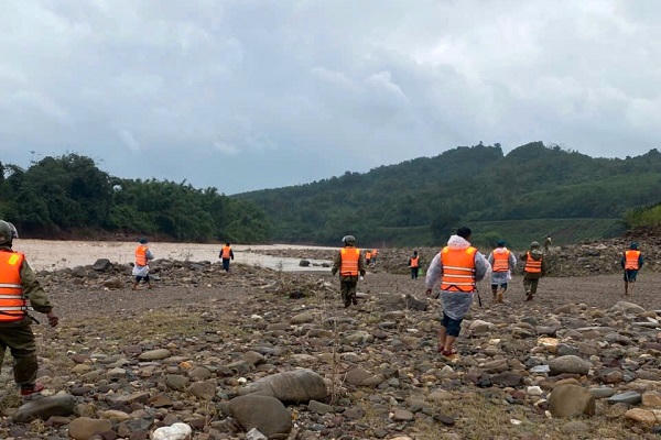 Ngâm mình giữa dòng lũ, Bộ đội Biên phòng quyết tìm bằng được tài xế bị cuốn trôi