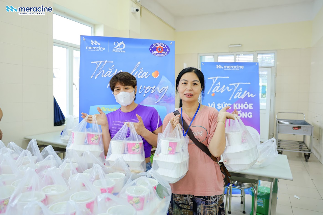 Hơn 2.000 suất cơm 0 đồng được trao tận tay đến với người bệnh.