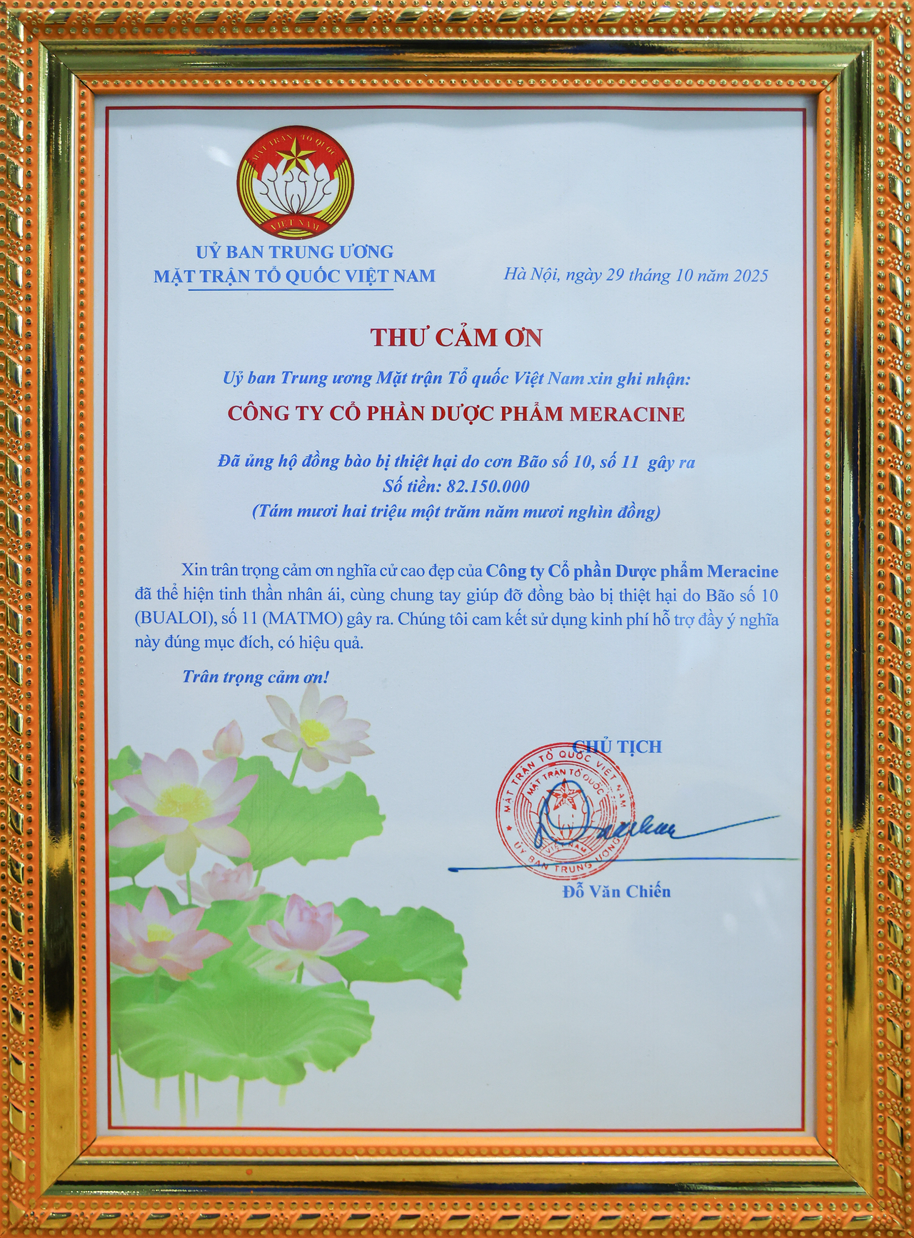 UBTƯ MTTQ Việt Nam trao giấy chứng nhận cho Dược phẩm Meracine, ghi nhận và trân trọng nghĩa cử cao đẹp của doanh nghiệp trong công tác hỗ trợ đồng bào bị ảnh hưởng bởi thiên tai.
