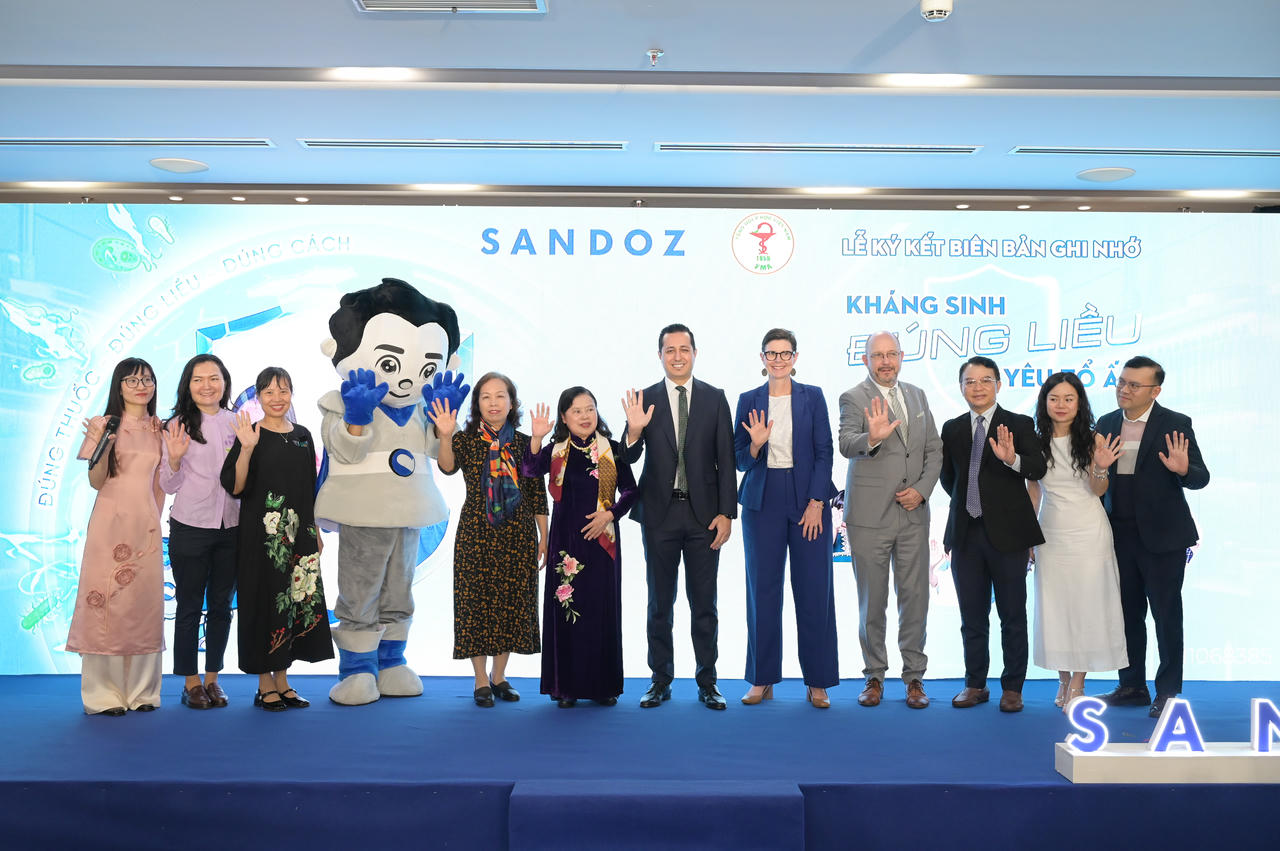 Các đại biểu chụp ảnh lưu niệm sau buổi lễ ký kết.