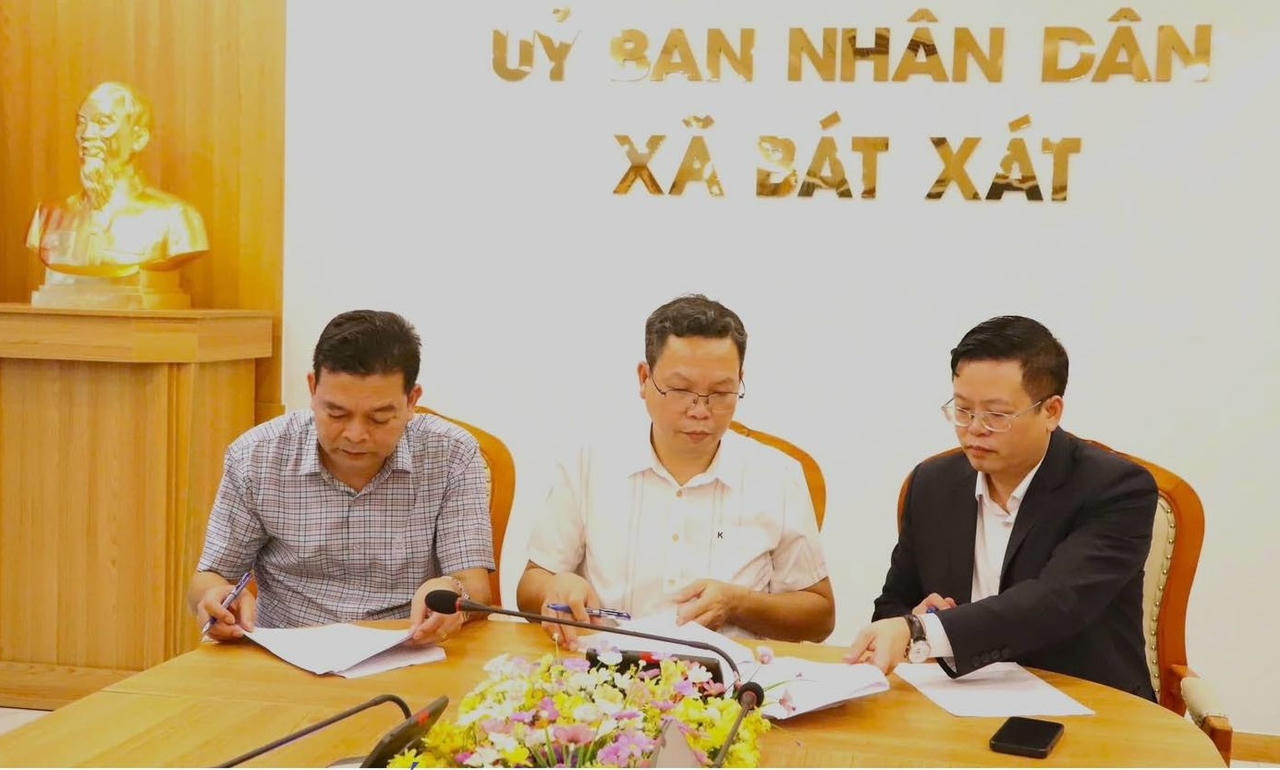 Ký kết biên bản bàn giao.