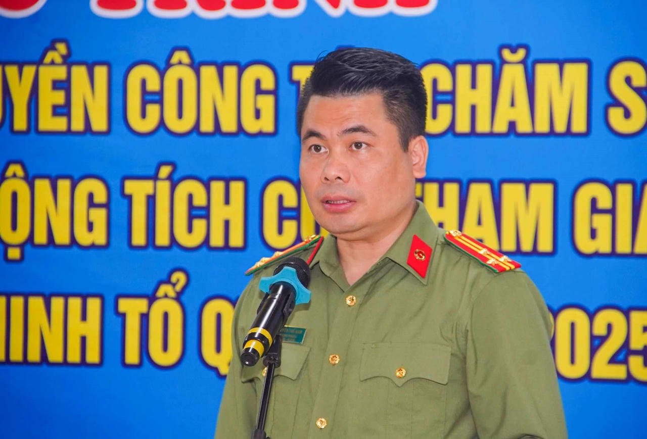 Thượng tá Nguyễn Thế Nam - Trưởng phòng Công tác dân vận, Cục Xây dựng phong trào Bảo vệ An ninh Tổ quốc (Bộ Công an) phát biểu tại chương trình. (Ảnh: D.C).