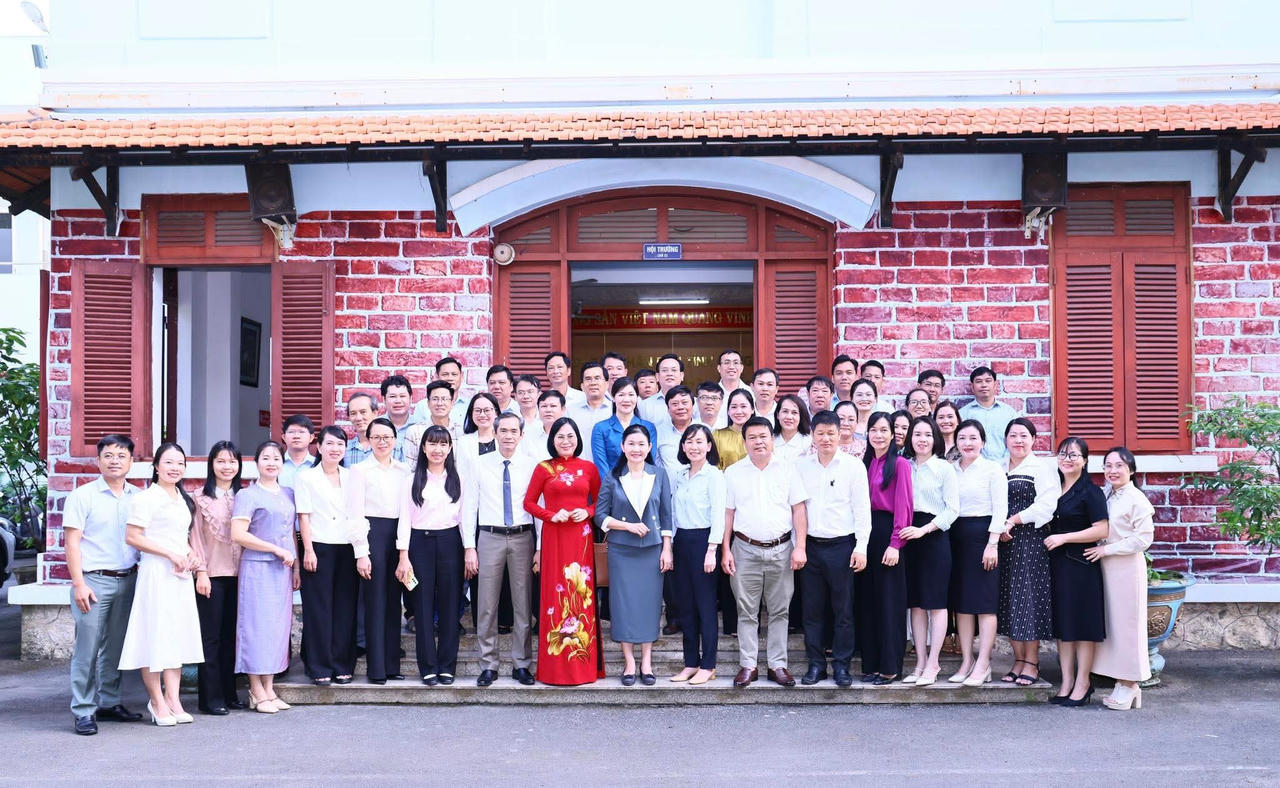 Lãnh đạo tỉnh chụp hình lưu niệm với cán bộ, công chức, viên chức Sở GD&amp;ĐT tỉnh Đồng Nai.