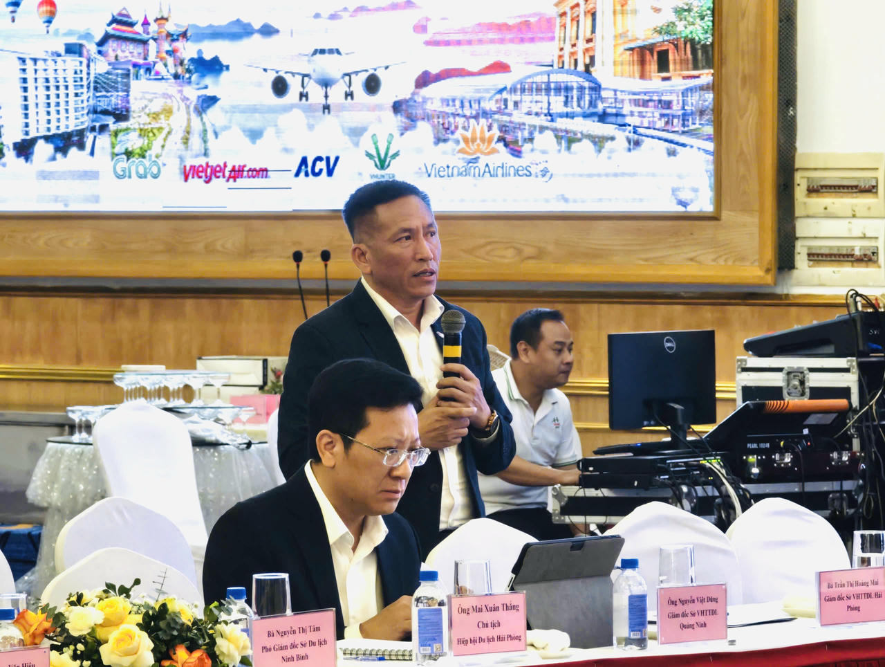 Ông Nguyễn Nam Phương, Phó Giám đốc Công ty CP Du lịch Vietravel - Chi nhánh Hải Phòng phát biểu tại hội nghị.