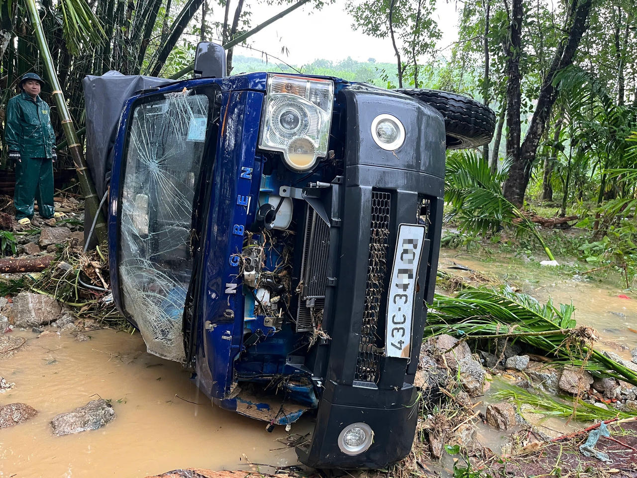 Xe tải của người dân xã Trà Tân được bộ đội tìm kiếm, đưa lên khỏi hiện trường để bàn giao cho chủ sở hữu.