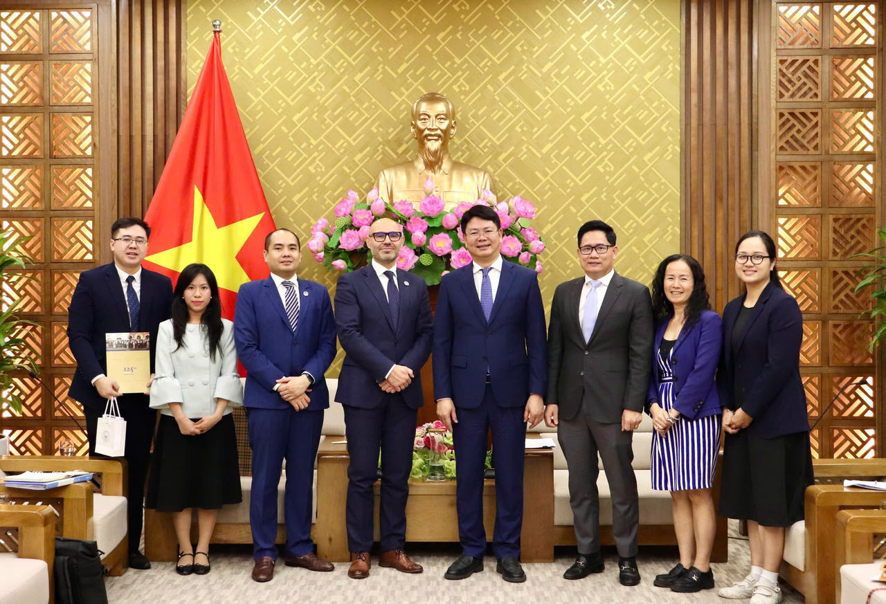 Thứ trưởng Nguyễn Thanh Tịnh chụp ảnh lưu niệm với Tổng Thư ký PCA&nbsp;Marcin Czepelak.