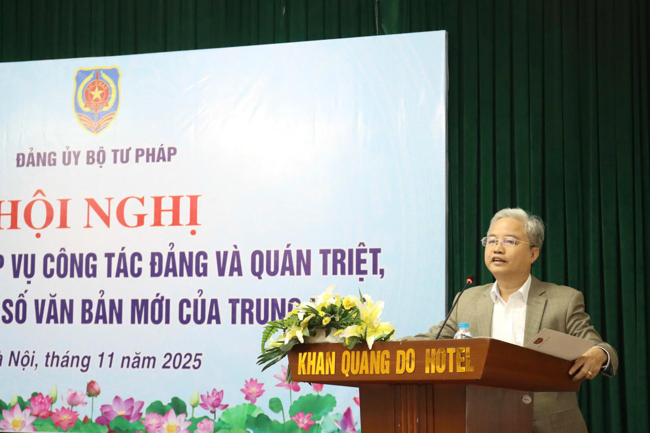 Phó Bí thư chuyên trách Đảng ủy Bộ Tư pháp Nguyễn Quang Thái phát biểu khai mạc.