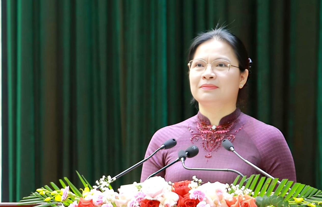 Bà Hà Thị Nga, Phó Chủ tịch Ủy ban Trung ương MTTQ Việt Nam phát biểu tại Đại hội.