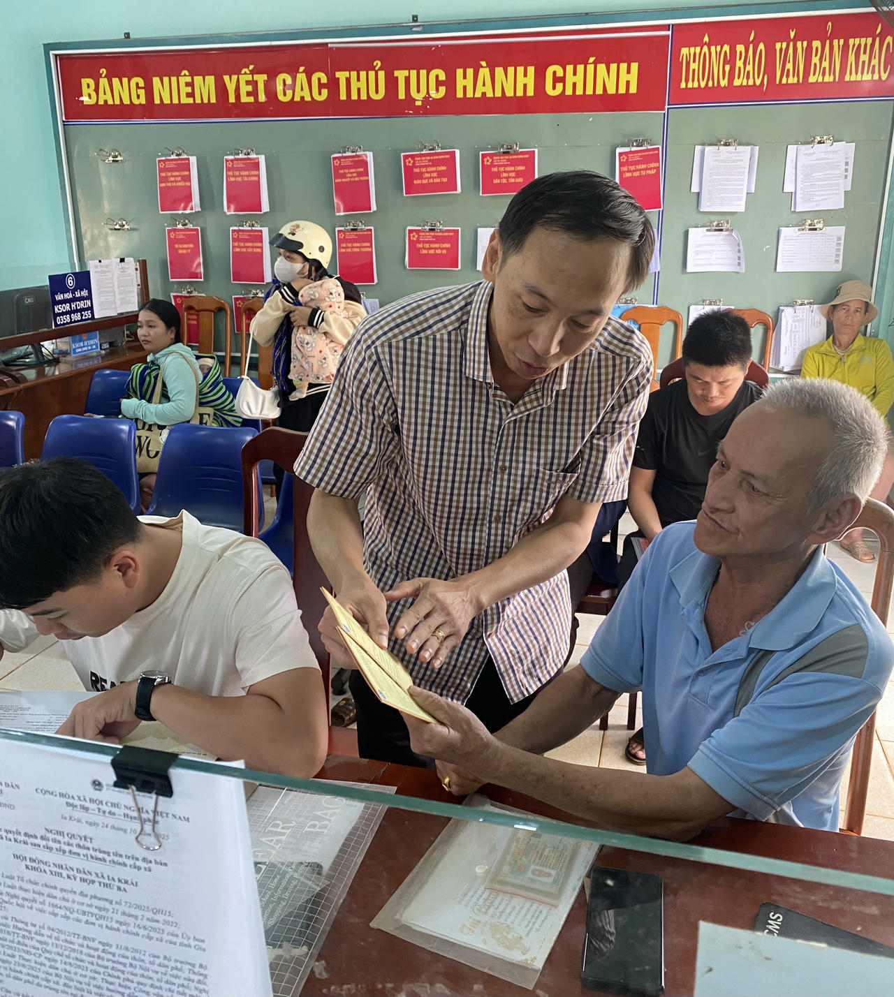 Lãnh đạo xã Ia Krái tận tình hướng dẫn người dân thực hiện thủ tục hành chính.