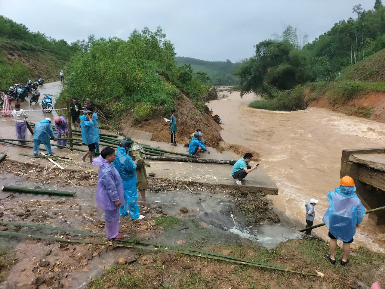 Quảng Ngãi: Người dân góp tre, dựng cầu tạm vượt lũ, khắc phục chia cắt ở Sơn Hà