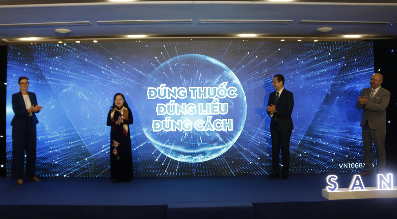 Các đại biểu nhấn nút tượng trưng khởi động chiến dịch “Nâng cao nhận thức về Đề kháng kháng sinh (AMR)”.