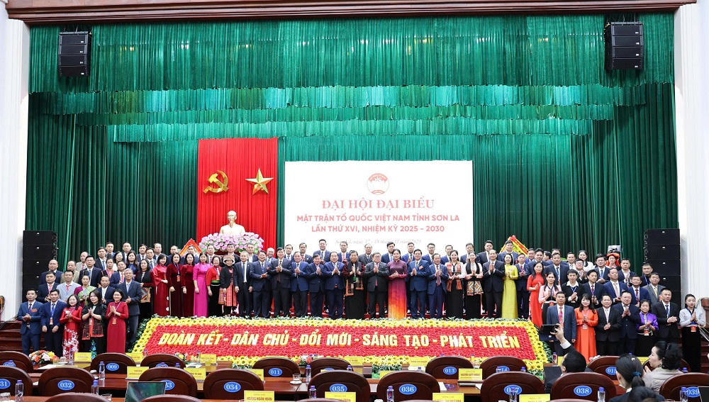 Lãnh đạo Trung ương MTTQ Việt Nam và tỉnh Sơn La tặng hoa chúc mừng Ủy ban MTTQ Việt Nam tỉnh khóa XVI, nhiệm kỳ 2025 - 2030.