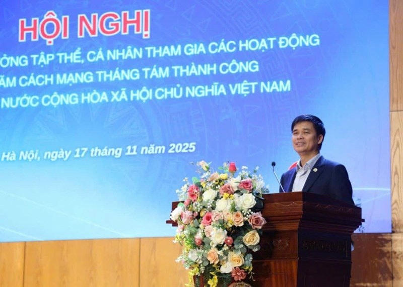 Phó Chủ tịch Tổng Liên đoàn Lao động Việt Nam Ngọ Duy Hiểu gửi lời chúc mừng tới các tập thể, cá nhân hoàn thành xuất sắc nhiệm vụ được giao trong chuỗi các hoạt động kỷ niệm A80. (Ảnh: Q.C)