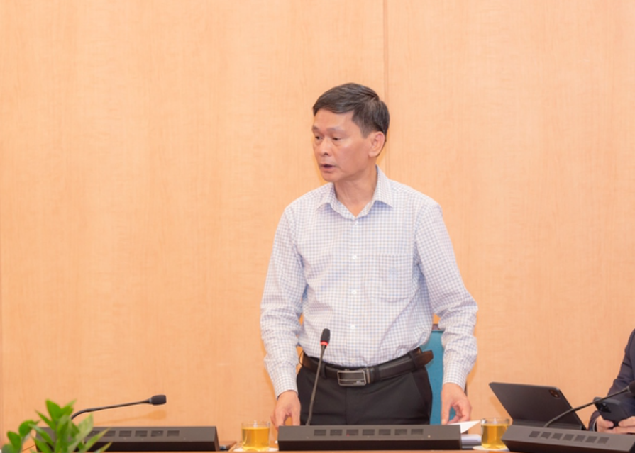 Phó Giám đốc Sở Y tế Hà Nội Vũ Cao Cương báo cáo tại cuộc họp.
