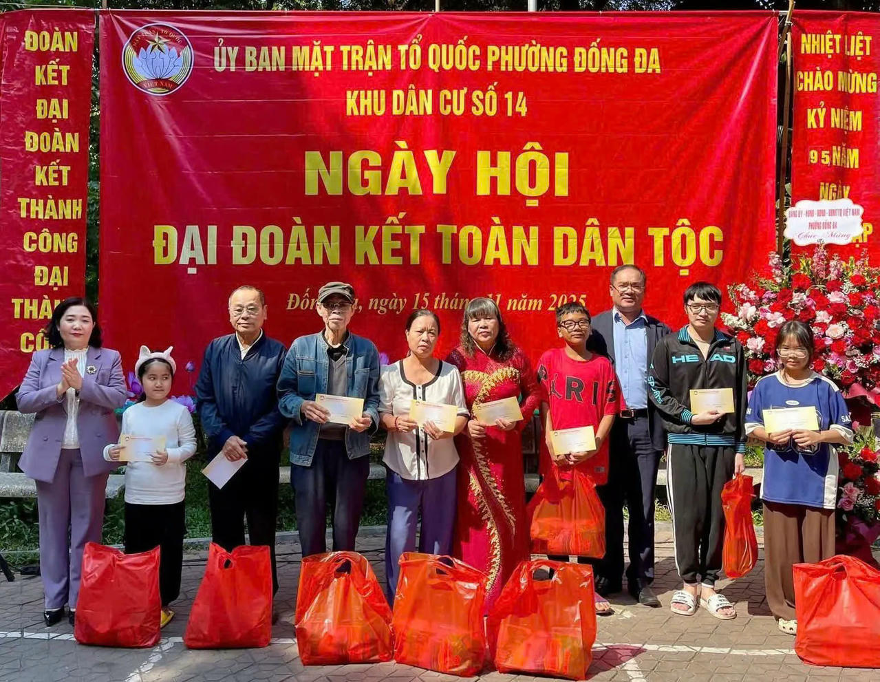 Bí thư Đảng ủy, Chủ tịch HĐND phường Đống Đa Nguyễn Ngọc Việt trao quà hỗ trợ tới các gia đình công giáo có hoàn cảnh khó khăn tại Ngày hội Đại đoàn kết toàn dân tộc của Khu dân cư số 14.