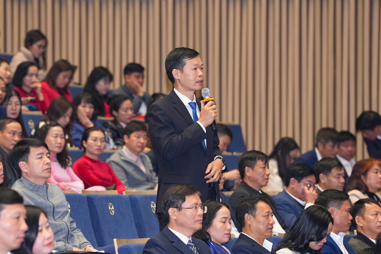 Các nhà giáo đóng góp ý kiến tại hội nghị.