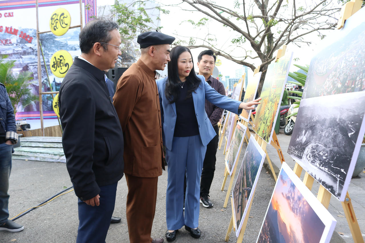 Các đại biểu và du khách tham quan không gian trưng bày ảnh Lào Cai - xưa và nay.