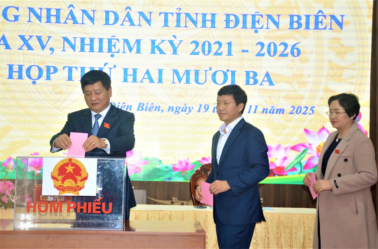 Các đại biểu tỉnh Điện Biên bỏ phiếu bầu.