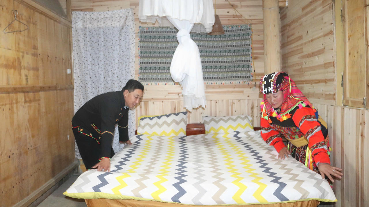 Ông Sình Dỉ Gai - trưởng thôn Lô Lô Chải mở đường thoát nghèo bằng phát triển du lịch. Ảnh: Vũ Đức.