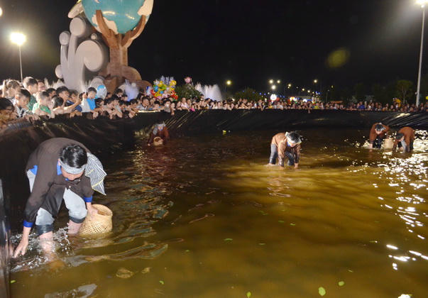 Hai cuộc thi độc đáo tại Ngày hội Cua Cà Mau thu hút đông đảo người dân và du khách