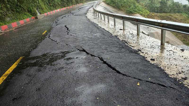 Mưa lớn kéo dài gây loạt điểm sạt lở nghiêm trọng trên Quốc lộ 24