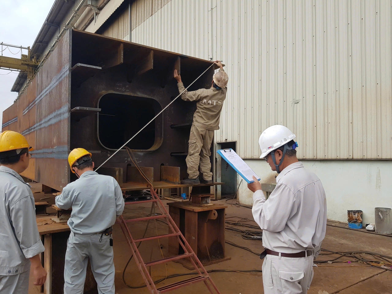 Trên công trường, các nhà thầu đang duy trì khí thế thi công khẩn trương, đặc biệt là tại các gói thầu xây lắp cầu. (Ảnh: Lê Hanh)