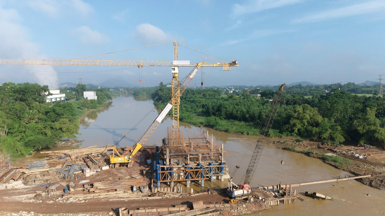 Công trình đang đối mặt với “nút thắt” lớn là giải phóng mặt bằng. (Ảnh: Lê Hanh)