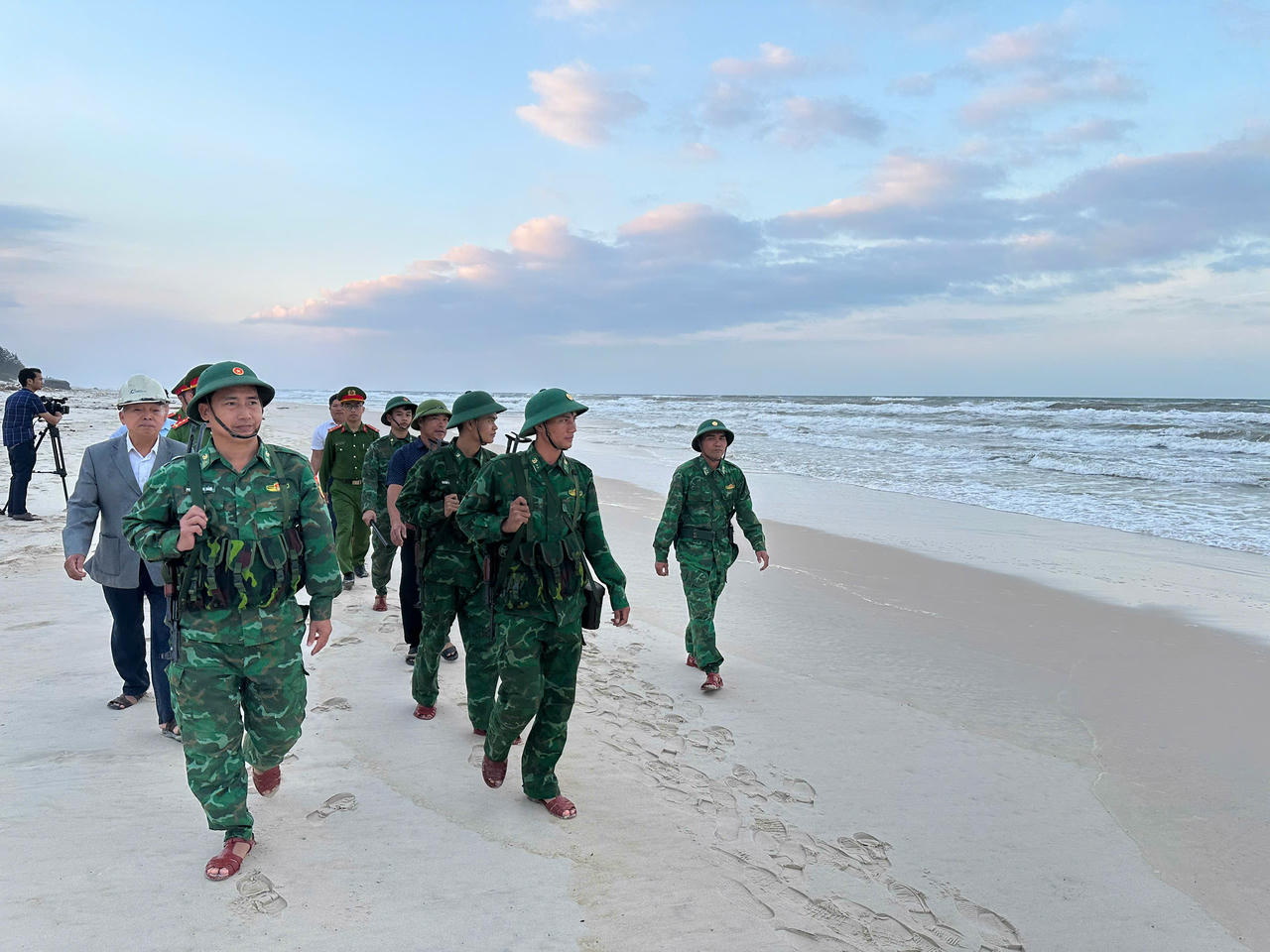 Lực lượng Biên phòng, Công an, chính quyền xã Sen Ngư tuần tra, kiểm soát trên tuyến biển, siết chặt quản lý tàu cá và phòng ngừa vi phạm IUU.