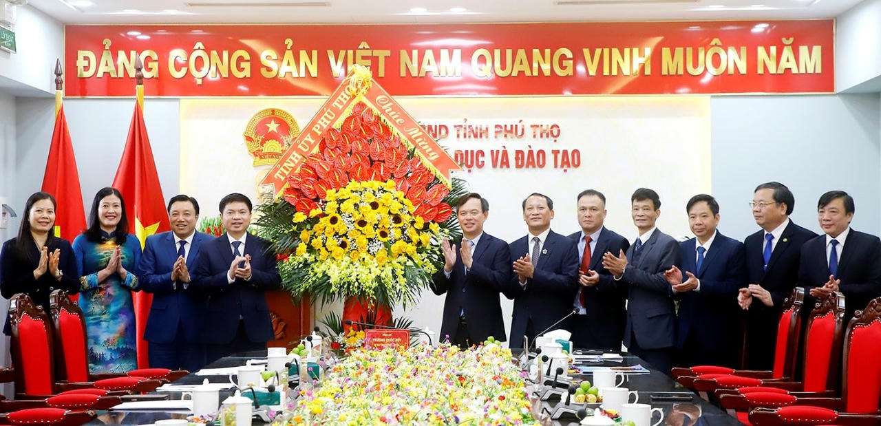 Lãnh đạo tỉnh Phú Thọ thăm, chúc mừng đội ngũ Nhà giáo nhân Ngày 20/11