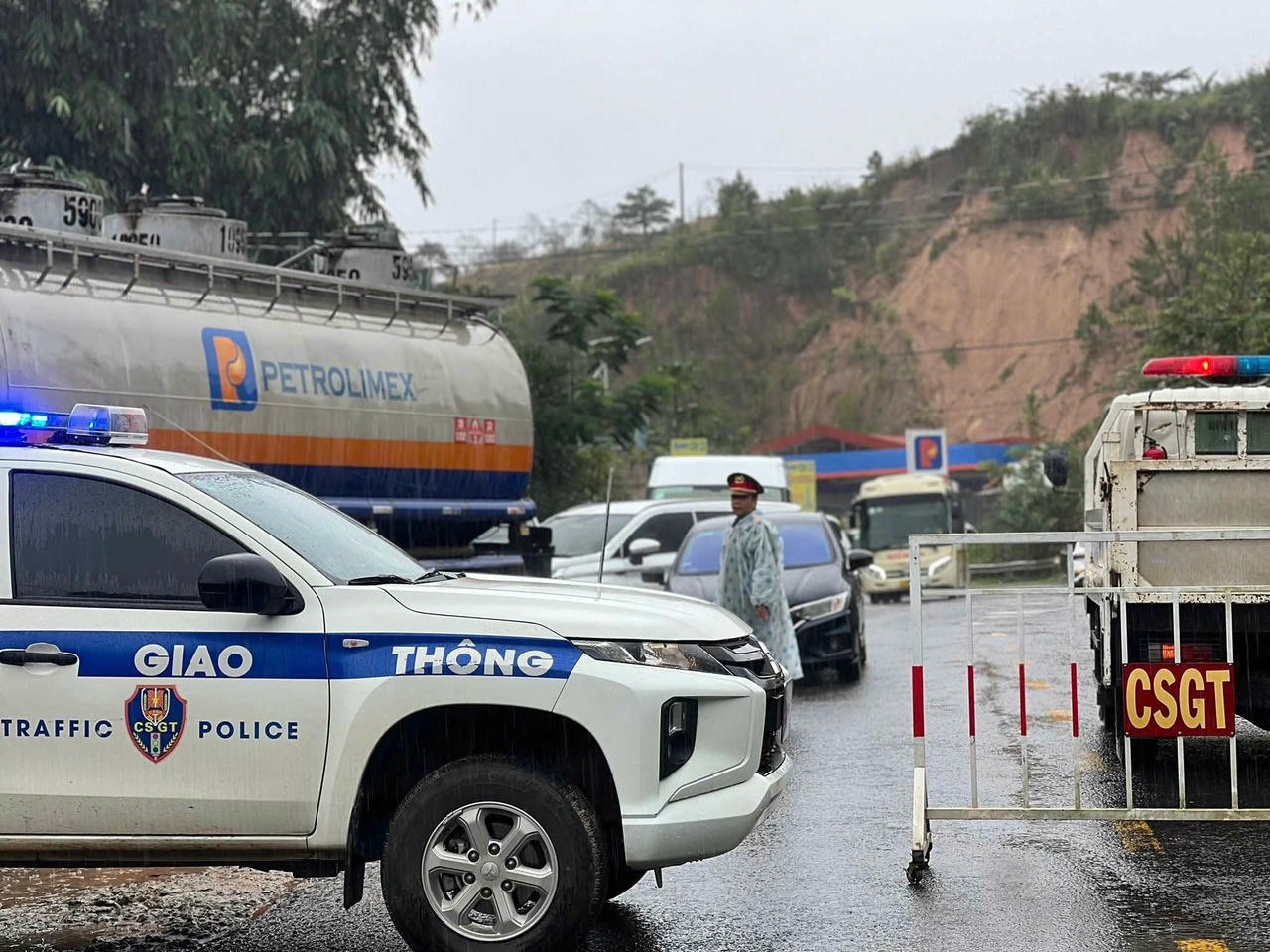 Các phương tiện được hướng dẫn quay đầu do tiềm ẩn nguy cơ mất an toàn giao thông.