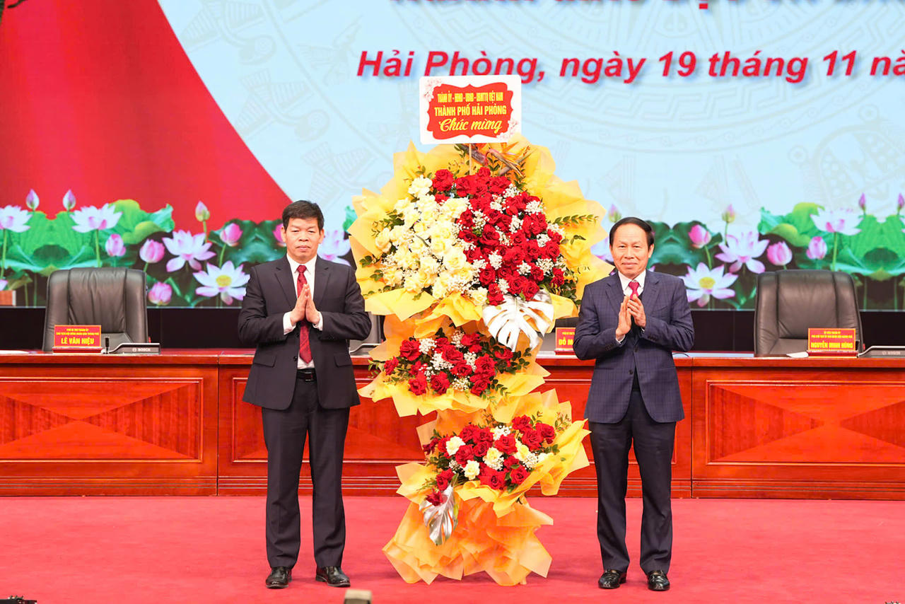 Uỷ viên TW Đảng, Bí thư Thành uỷ, Trưởng đoàn ĐBQH Hải Phòng Lê Tiến Châu tặng hoa chúc mừng ngành GDĐT TP.