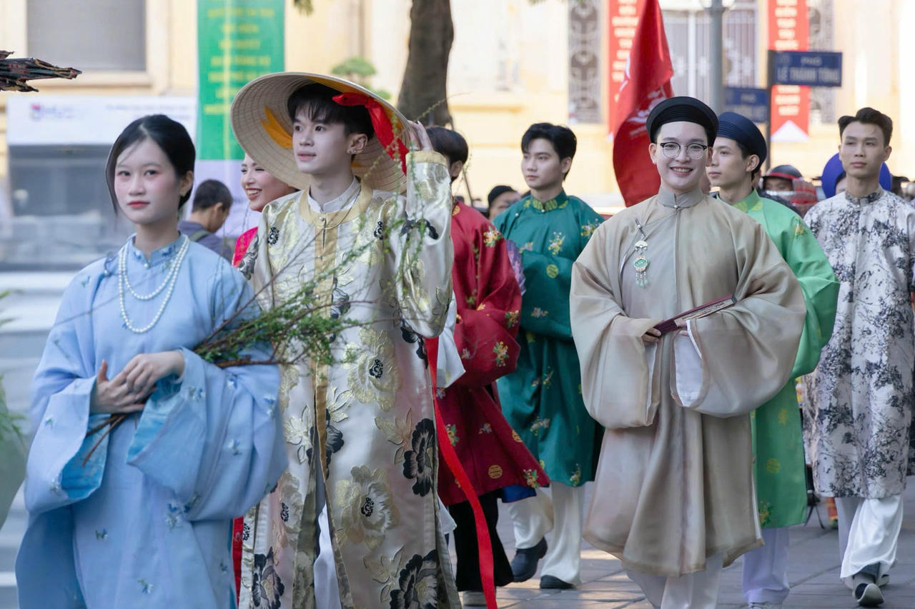Rực rỡ cổ phục Việt tại Bách Hoa Bộ Hành 2025