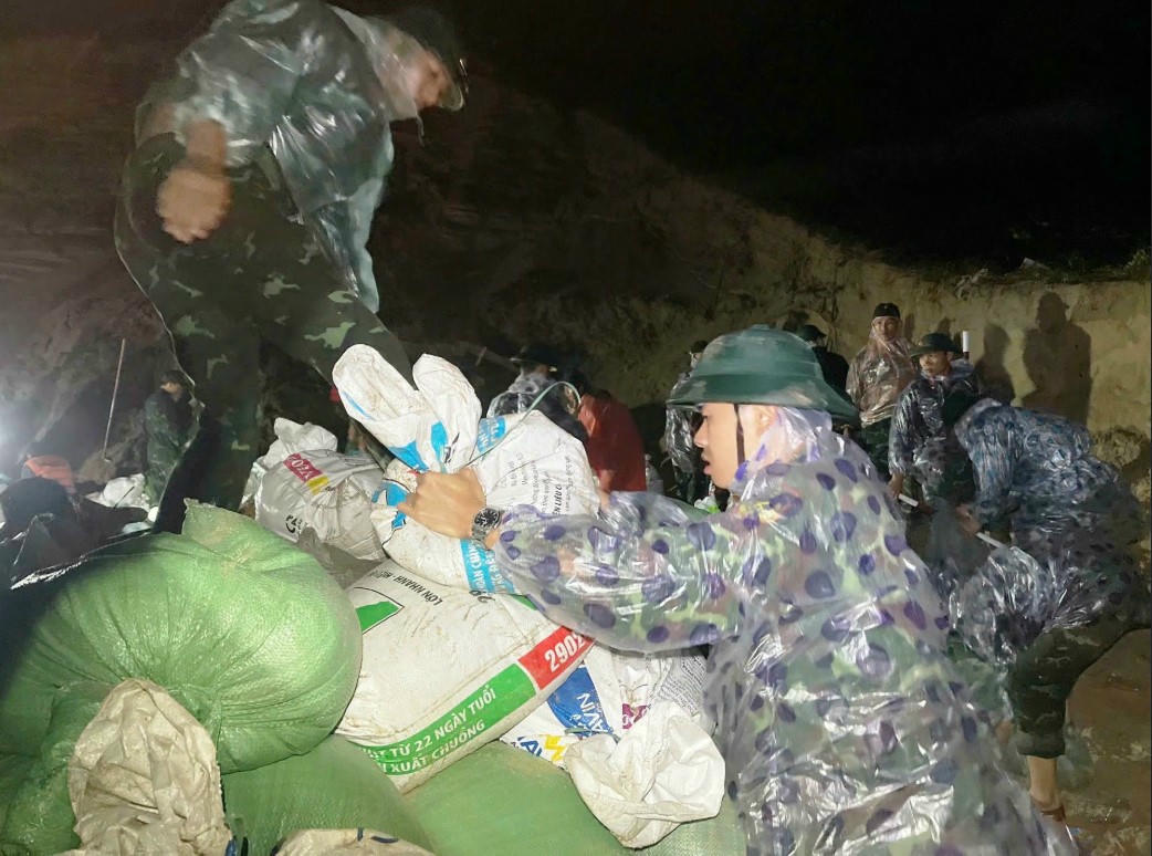 Lực lượng vũ trang hỗ trợ người dân vùng lũ tại nhiều địa phương