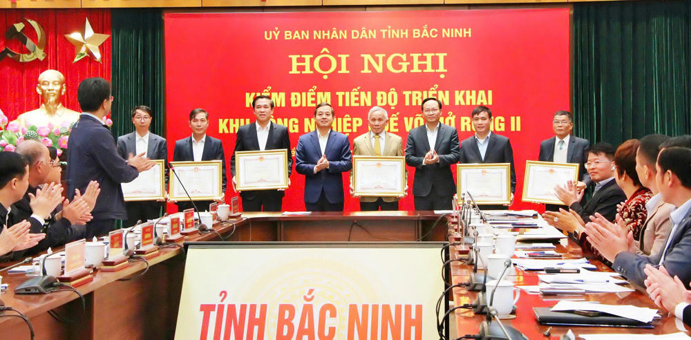 Các tập thể, cá nhân, hộ gia đình có thành tích tiêu biểu trong công tác GPMB được tặng bằng khen của Chủ tịch UBND tỉnh Bắc Ninh.