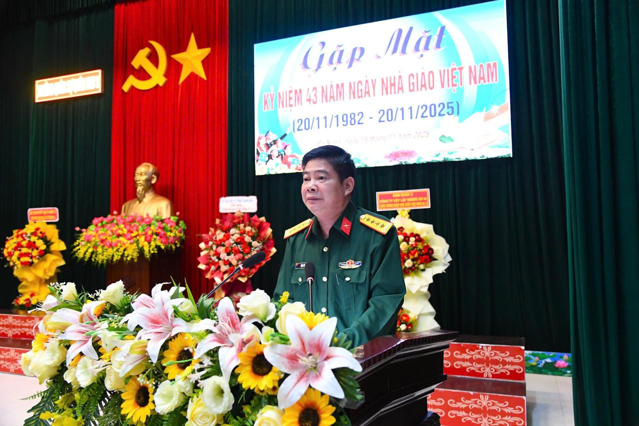 Lãnh đạo nhà trường phát biểu tại buổi gặp mặt.&nbsp;