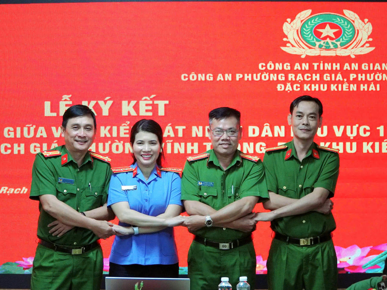 Các bên chụp ảnh lưu niệm tại lễ ký kết