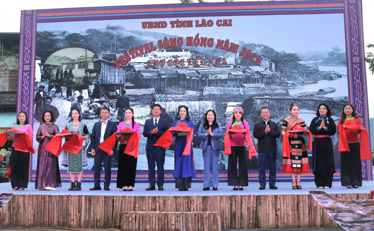 Các đại biểu cắt băng khai mạc.