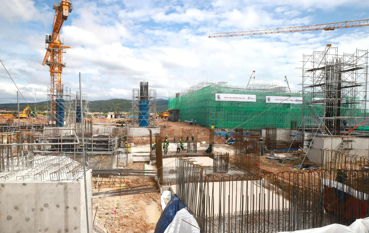 Dự án đầu tư mở rộng Cảng hàng không quốc tế Phú Quốc đang được thi công.