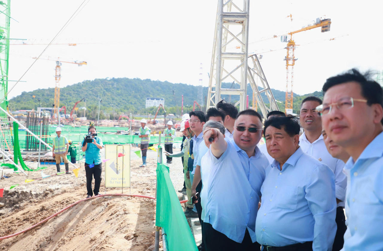 Phó Thủ tướng Chính phủ Nguyễn Chí Dũng kiểm tra Dự án đầu tư mở rộng Cảng hàng không quốc tế Phú Quốc, tỉnh An Giang.