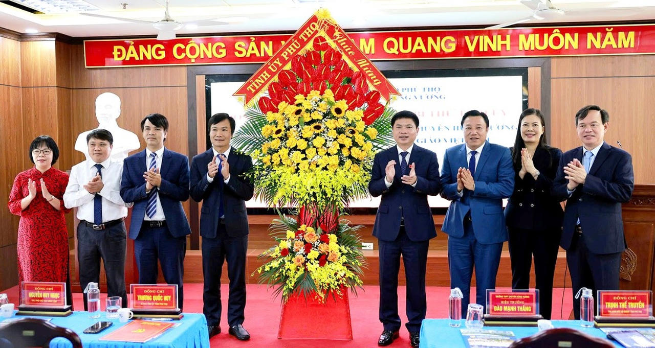 Bí thư tỉnh uỷ Phú Thọ Trương Quốc Huy cùng đoàn đến thăm, tặng hoa chúc mừng Trường THPT Chuyên Hùng Vương