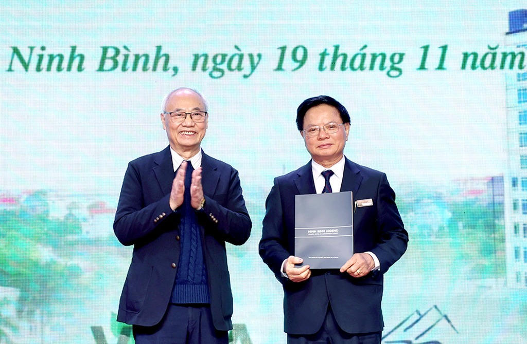 Ông Vũ Thế Bình - Chủ tịch Hiệp hội Du lịch Việt Nam trao Quyết định công nhận Khách sạn 5 sao Legend Ninh Bình đạt chuẩn "Du lịch xanh VITA GREEN". (Ảnh: Minh Đường)