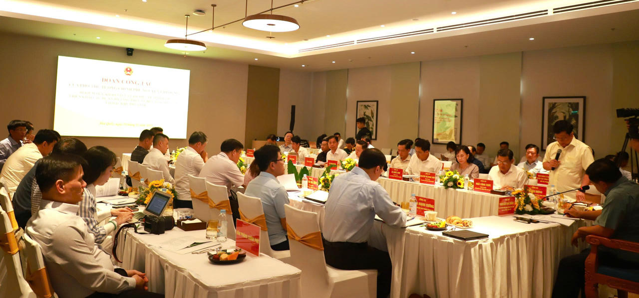 Quang cảnh buổi làm việc.