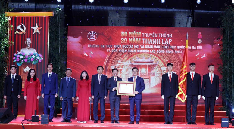 Phó Thủ tướng Lê Thành Long trao Huân chương Lao động hạng Nhất cho Trường Đại học Khoa học Xã hội và Nhân văn. Đây là cột mốc quan trọng, đánh dấu chặng đường phát triển bền bỉ, ghi nhận những đóng góp to lớn của nhà trường đối với sự nghiệp giáo dục và xây dựng nguồn nhân lực chất lượng cao cho đất nước.