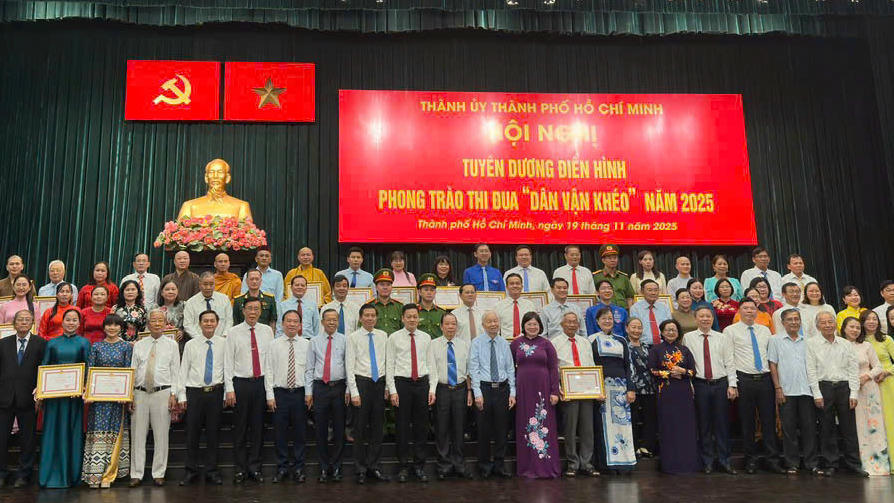 TP Hồ Chí Minh tuyên dương điển hình Dân vận khéo 2025, khẳng định lấy người dân làm trung tâm phục vụ