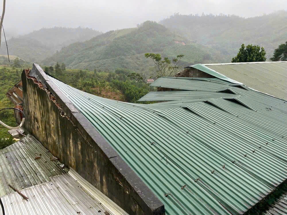Mái Trường phổ thông Dân tộc bán trú Tiểu học và THCS Sơn Long bị hư hỏng.