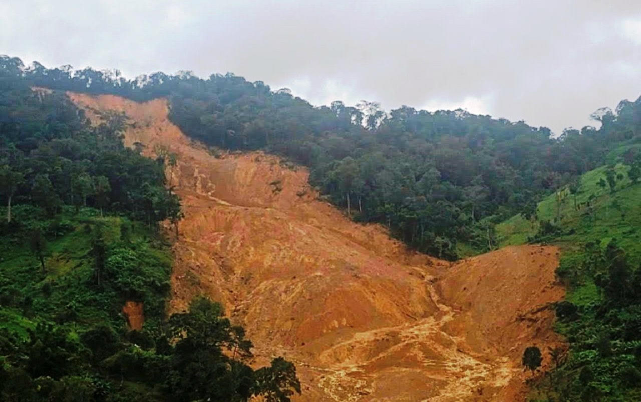 Tại điểm sạt lở cũ ở thôn Pứt vừa tiếp tục xảy ra một đợt sạt trượt mới.