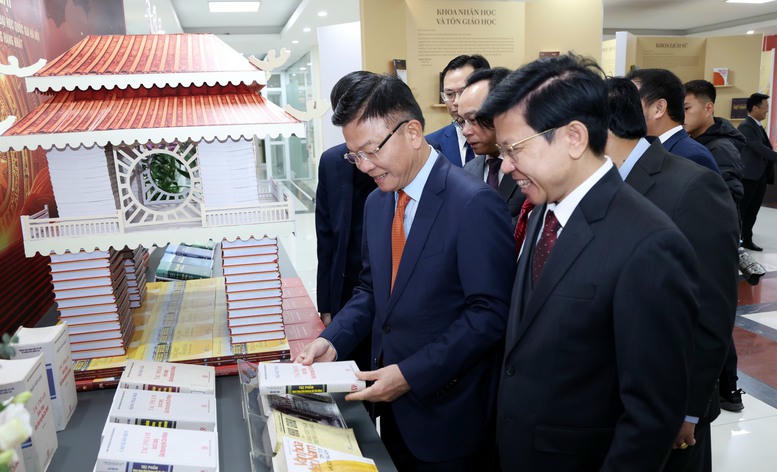 
Phó Thủ tướng Lê Thành Long thăm Phòng truyền thống của Nhà trường - Ảnh: VGP/Đức Tuân. 