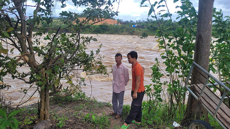 Sạt lở bờ sông Đăk Snghé, hàng trăm hộ dân đối mặt nguy hiểm